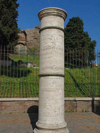 Säule mit Straßennamen