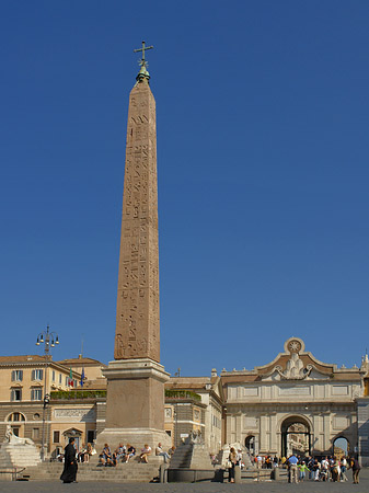 Obelisk mit dem Porta del Popolo Foto 