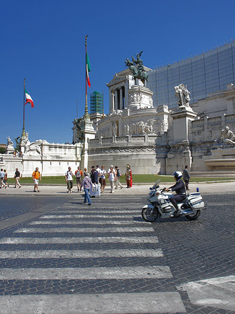 Monument mit Straße Fotos