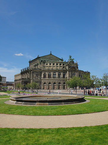 Semperoper mit Springbrunnen Foto 