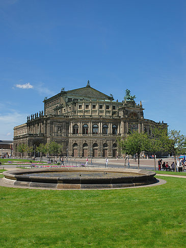 Fotos Semperoper mit Springbrunnen | Dresden