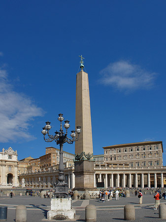 Obelisk mit dem Apostolischen Palast Fotos