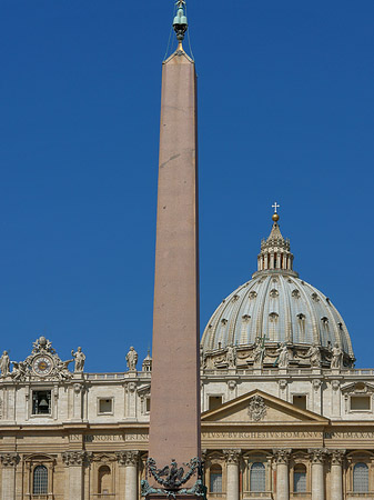 Foto Obelisk mit dem Petersdom - 