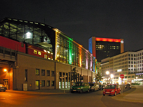 Bahnhof Friedrichstraße bei Nacht Fotos