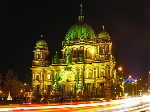 Berliner Dom bei Nacht Fotos