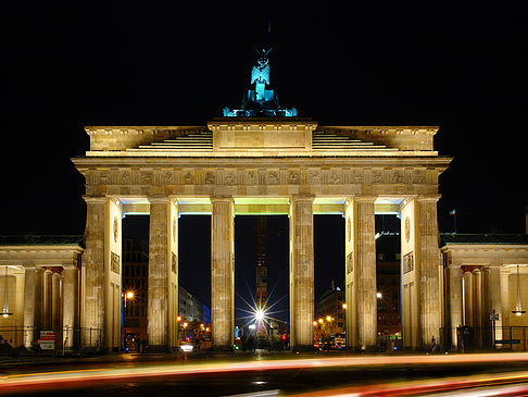 Brandenburger Tor mit Straßenverkehr Fotos