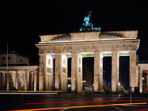 Brandenburger Tor mit Straßenverkehr Foto 