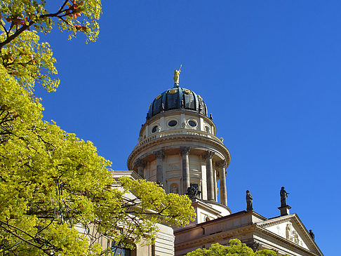 Französischer Dom mit Bäumen Foto 