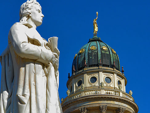 Schillerdenkmal mit dem Französischen Dom Fotos