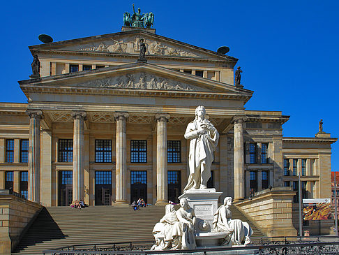 Foto Schillerdenkmal mit Konzerthaus