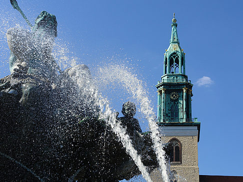 Neptunbrunnen mit Marienkirche Fotos