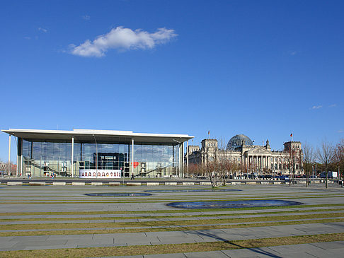 Paul-Löbe-Bau und Reichstag Foto 