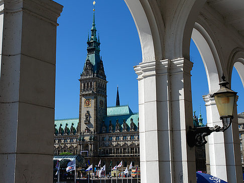 Foto Blick durch die Bögen der Alster Arkaden auf das Rathaus - Hamburg