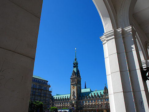 Blick durch die Bögen der Alster Arkaden auf das Rathaus Fotos