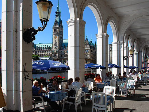 Blick durch die Bögen der Alster Arkaden auf das Rathaus Fotos