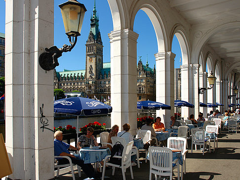 Blick durch die Bögen der Alster Arkaden auf das Rathaus Foto 