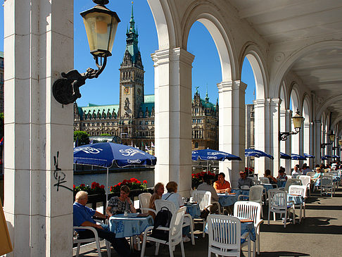 Fotos Blick durch die Bögen der Alster Arkaden auf das Rathaus