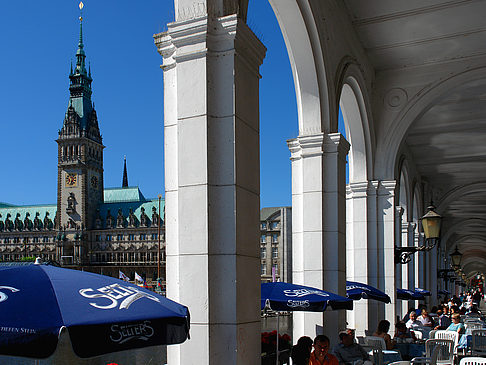 Blick durch die Bögen der Alster Arkaden auf das Rathaus