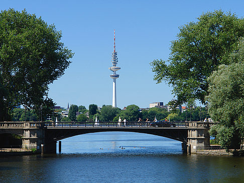 Schwanenwikbrücke und Heinrich-Hertz-Turm