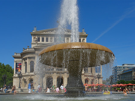 Fotos Alte Oper mit Brunnen