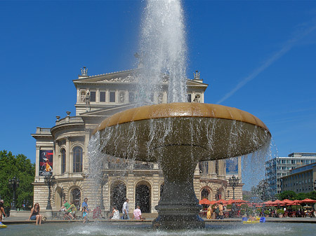 Alte Oper mit Brunnen Foto 