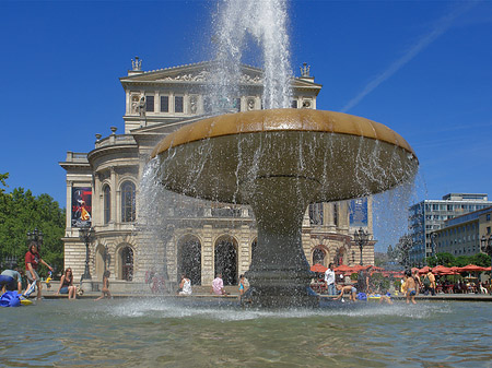 Foto Alte Oper mit Brunnen - Frankfurt am Main