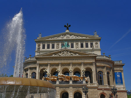 Alte Oper mit Brunnen