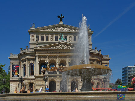 Alte Oper mit Brunnen Foto 