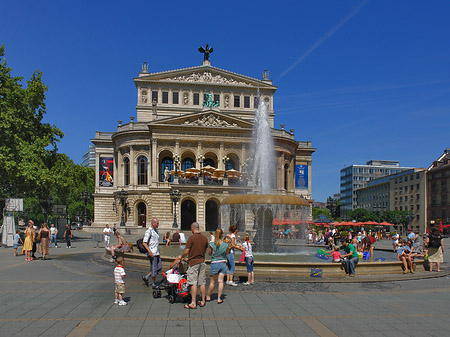 Foto Alte Oper mit Brunnen