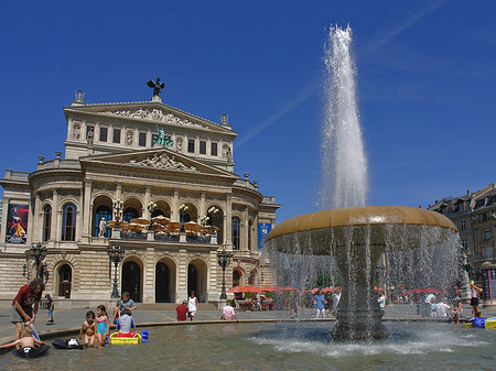 Foto Alte Oper mit Brunnen - Frankfurt am Main