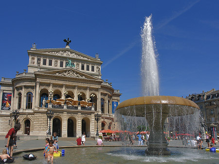 Fotos Alte Oper mit Brunnen