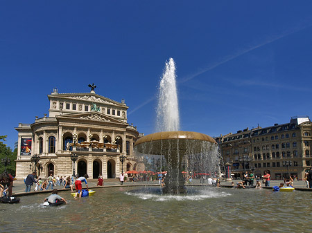 Alte Oper mit Brunnen Fotos