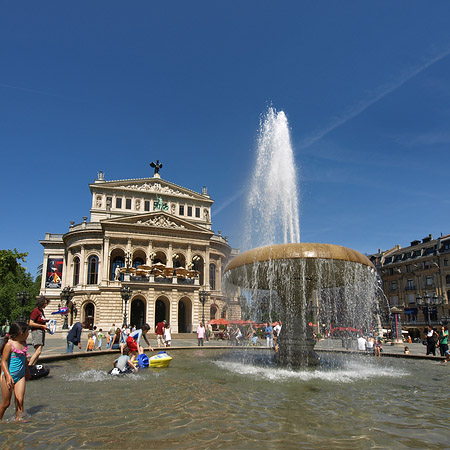 Foto Alte Oper mit Brunnen