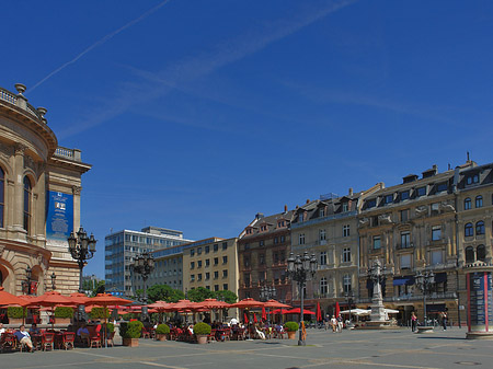 Alte Oper mit Häusern Foto 