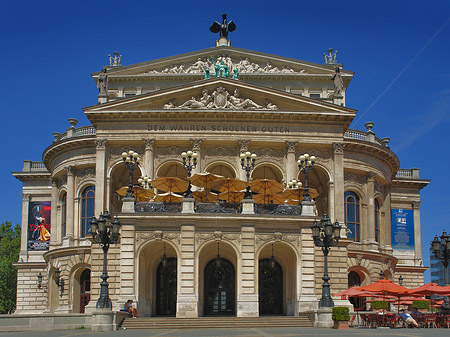 Foto Alte Oper mit Schirmen - Frankfurt am Main