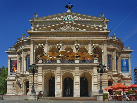 Alte Oper mit Schirmen