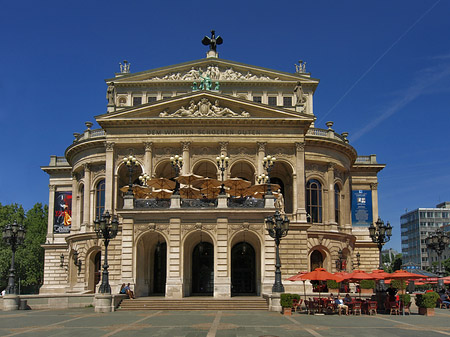 Alte Oper mit Schirmen Foto 