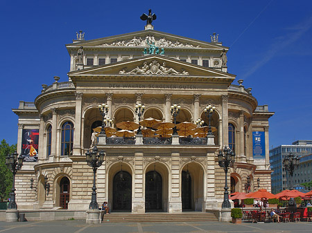 Foto Alte Oper mit Schirmen