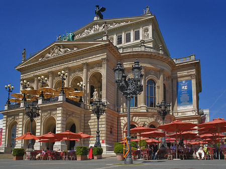 Alte Oper mit Schirmen Fotos