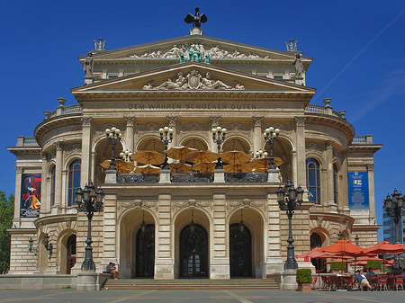 Foto Alte Oper mit Schirmen