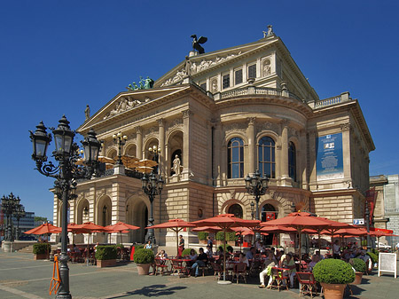 Foto Alte Oper mit Schirmen - Frankfurt am Main