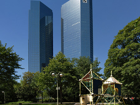 Deutsche Bank mit Spielplatz