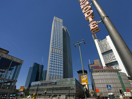 Foto Eurotower hinter Schauspiel Frankfurt - Frankfurt am Main