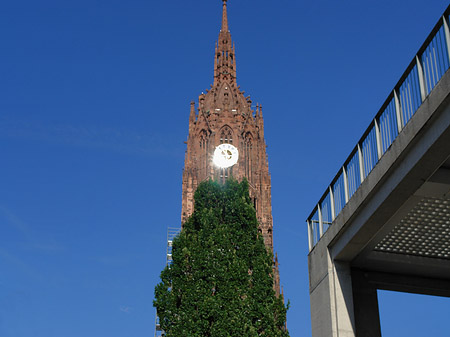 Kaiserdom St. Bartholomäus mit Häuser Fotos