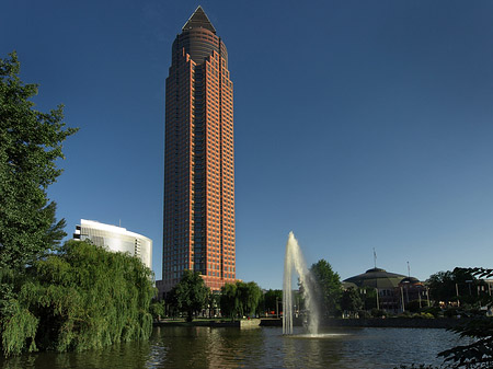 Messeturm mit Ludwig-Erhard-Anlage