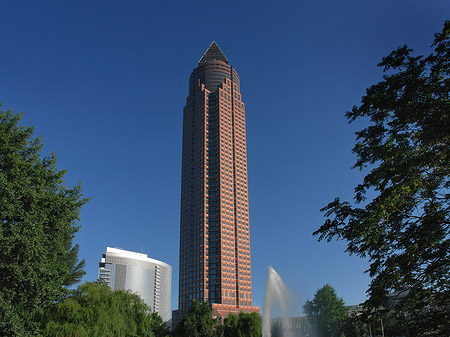 Messeturm mit Ludwig-Erhard-Anlage