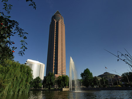 Messeturm mit Ludwig-Erhard-Anlage