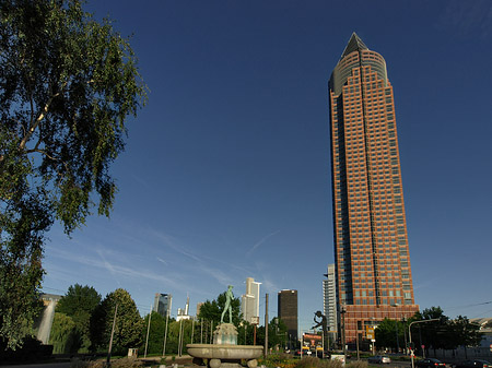 Fotos Messeturm hinter Merkurbrunnen