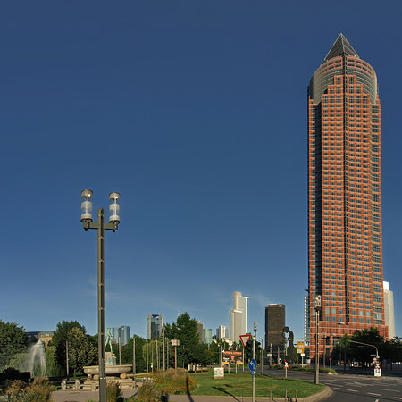 Messeturm mit Ludwig-Erhard-Anlage Foto 