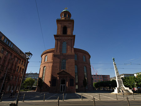 Foto Paulskirche mit Statue